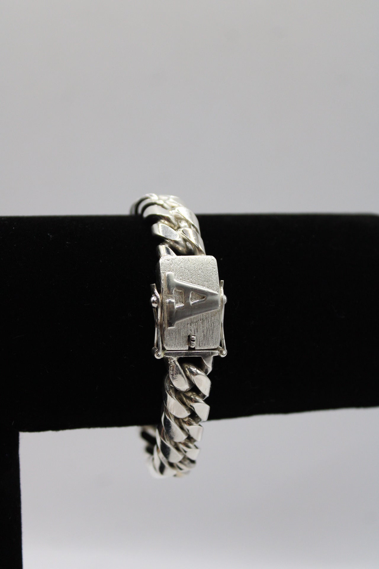 PULSO CUBANO BROCHE INICIAL PLATA SOLIDA .925