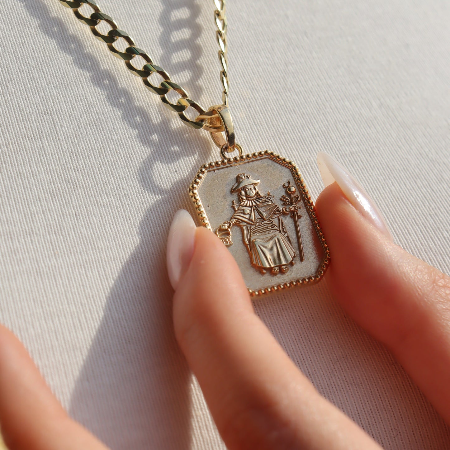 Dije medalla Santo Niño de Atocha