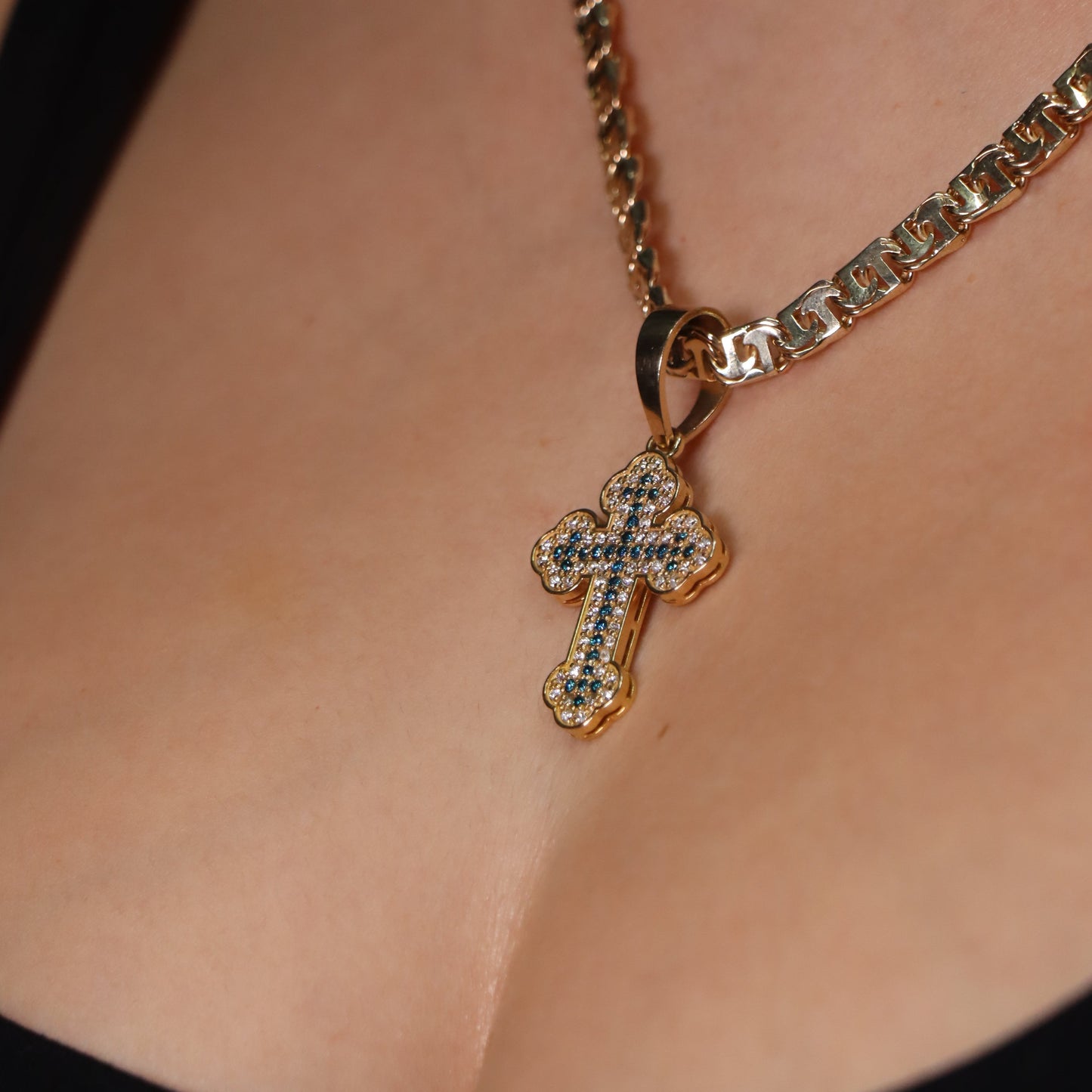 Dije de cruz con diamantes naturales