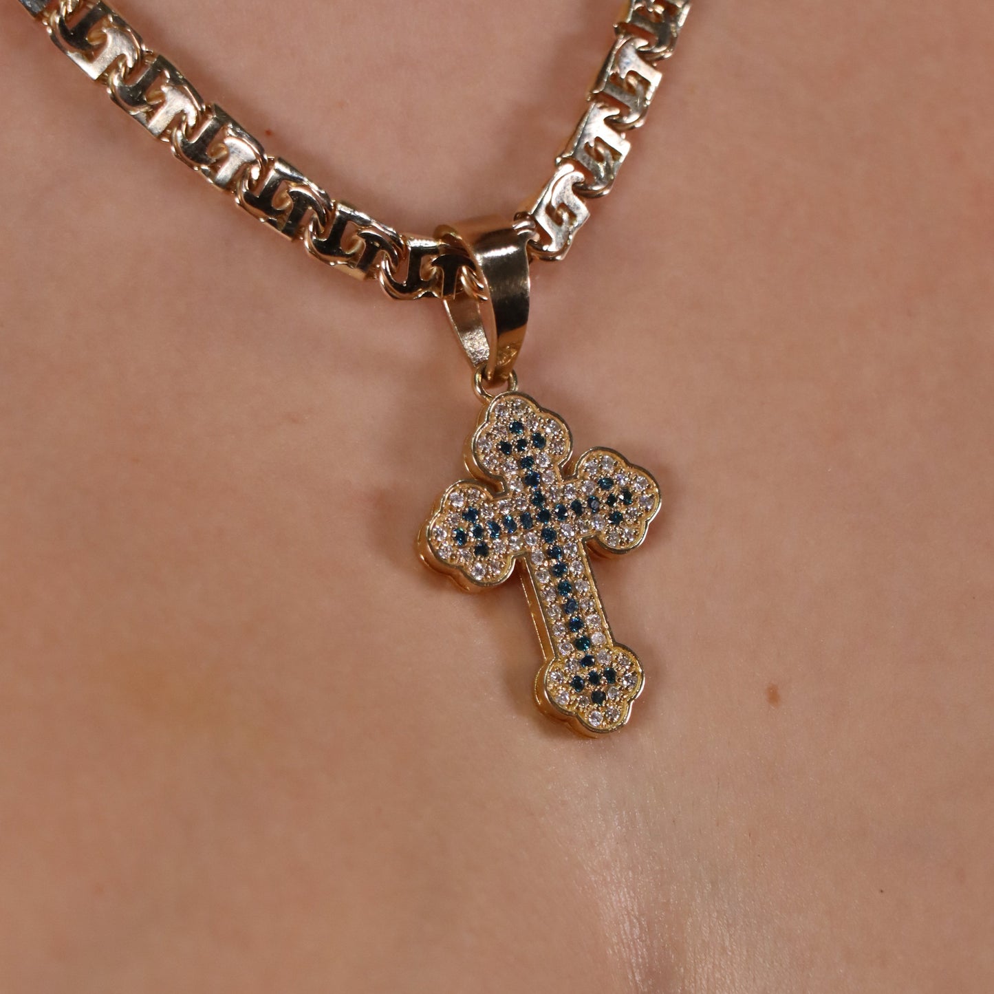 Dije de cruz con diamantes naturales